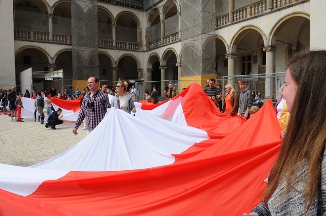 Bicie rekordu długości flagi narodowej Kraków 2018 - cz. 1