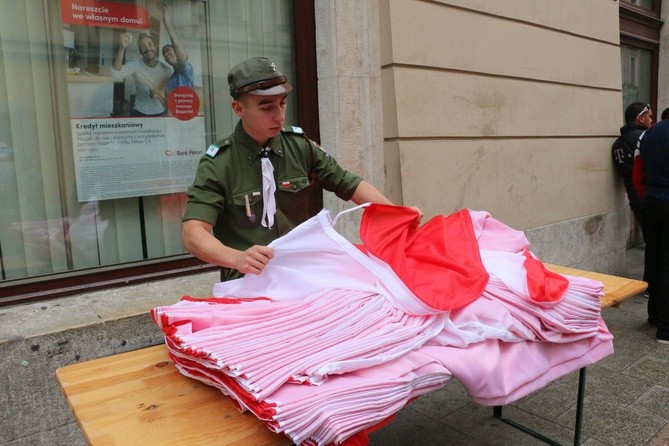 Bicie rekordu długości flagi narodowej Kraków 2018 - cz. 2