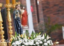 Przed ołtarzem w parafii NMP Królowej Polski stała figura Matki Bożej w koronie