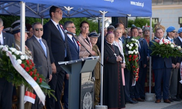 W uroczystości wzięli udział przedstawiciele władz różnego szczebla, samorządowcy, kombatanci i duchowieństwo