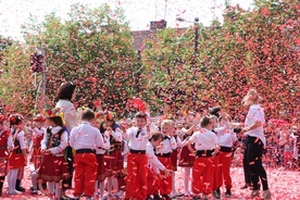 Cały plac Wolności przykryło biało-czerwone konfetti