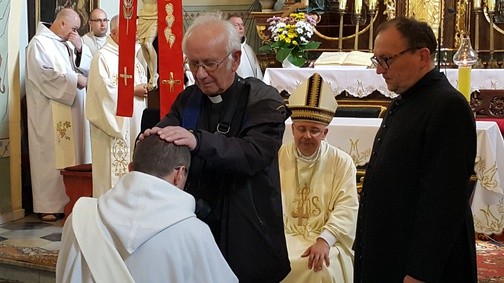 Po nałożeniu rąk przez biskupa obrzęd dopełniają obecni kapłani. Na zdjęciu ks. Tomasz Horak