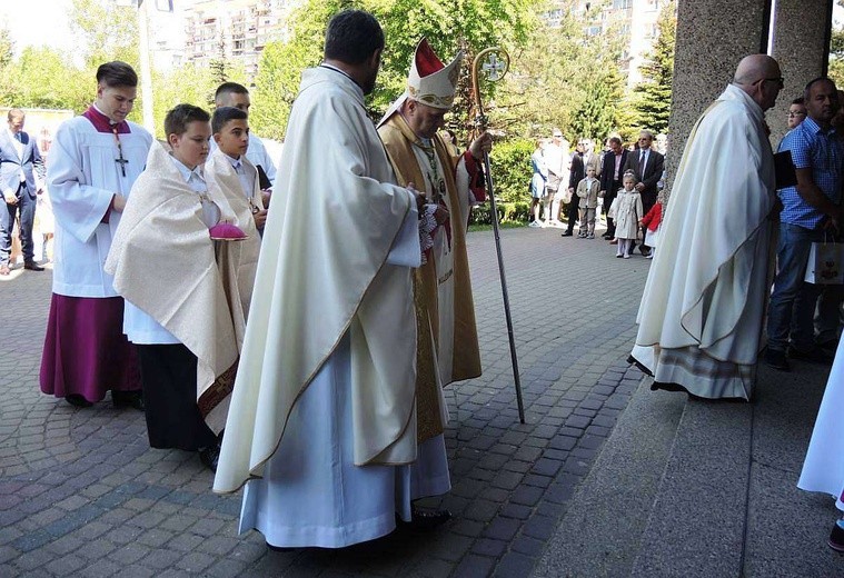 I Komunia Święta z bp. Piotrem Gregerem