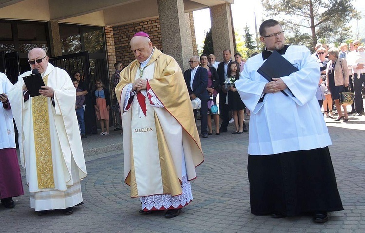 I Komunia Święta z bp. Piotrem Gregerem