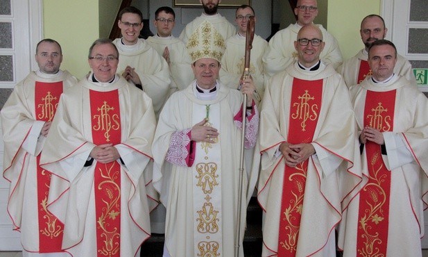 Nowi kapłani z abp. Tadeuszem Wojdą SAC i przełożonymi Wyższego Seminarium Duchownego Stowarzyszenia Apostolstwa Katolickiego w Ołtarzewie