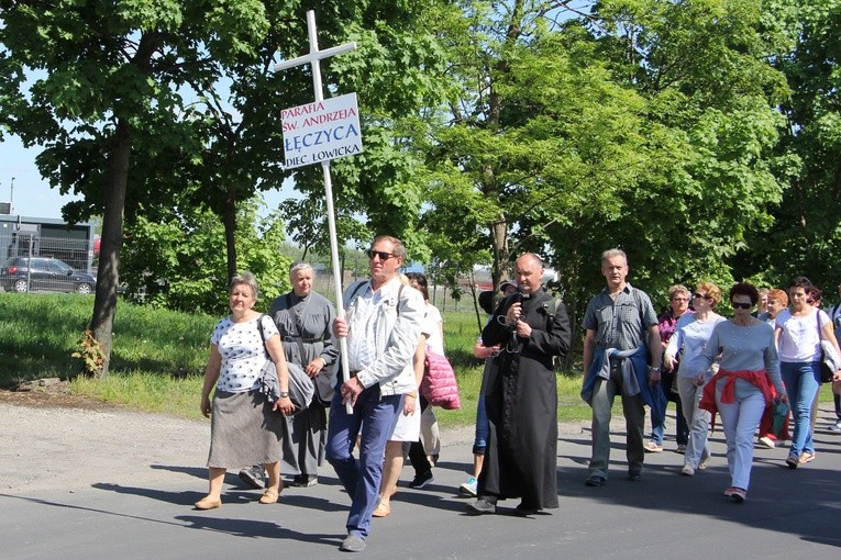 Pielgrzymi z Łęczycy zbliżają sie do celu wędrówki