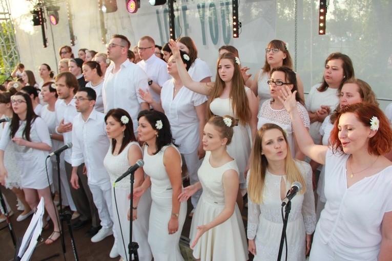 Dołącz do chóru i uwielbiaj Jezusa Eucharystycznego