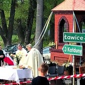 	Poświęcenie kapliczki odbyło się podczas  Mszy św. polowej.