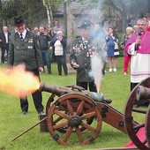 ▲	 Salwy honorowe z okazji uroczystości NMP Królowej Polski.