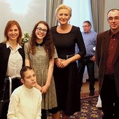 ▲	Kinga z rodziną podczas spotkania z Agatą Kornhauser-Dudą.