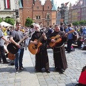 ▲	– Kiedy podano wynik, wybuchła eksplozja szczęścia i ta radość ciągle nam towarzyszy – wspominają o. Piotr (po lewej) i o. Mieczysław.