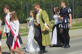 Młodzi i świadkowie w drodze do kościoła.