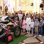 Podczas Mszy św. został poświęcony motocykl radomianina Wojciecha Kucharczyka, mistrza w motocrossie. Obok ks. Midura.