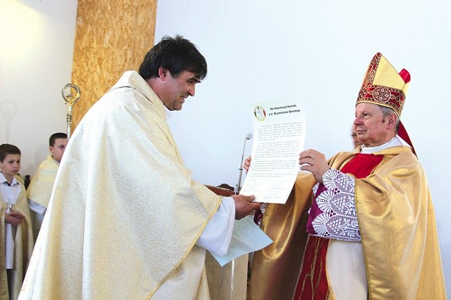 Bp Henryk Tomasik i ks. Wincenty Chodowicz z „Aktem konsekracji kościoła”.