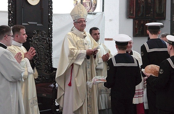 ▲	– Potrzeba konstytucyjnych zabezpieczeń w obliczu ataków  na rodzinę, małżeństwo, świętość ludzkiego życia oraz jasnego, motywowanego imperatywem niepodległości sprecyzowania relacji z Unią Europejską – mówił metropolita.