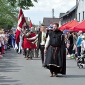 ▲	Na jarmarku nie brak rycerzy i oczywiście cystersów.