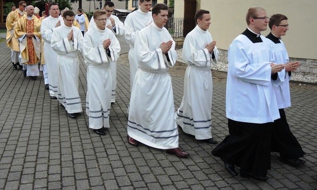 Kandydaci na diakonów w procesji do bazyliki