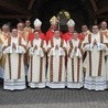 Nowi diakoni z biskupami i swoimi proboszczami