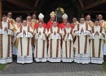 Nowi diakoni z biskupami i swoimi proboszczami