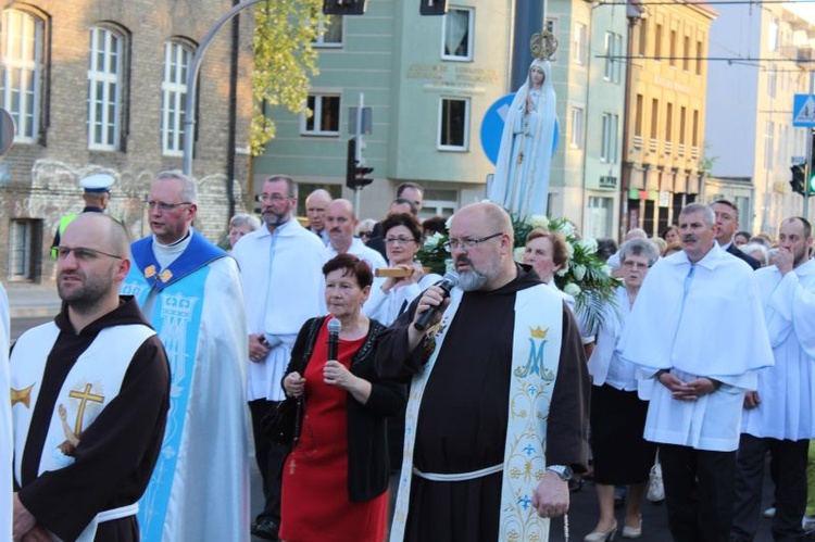 Procesja z figurą Matki Bożej Fatimskiej ulicami Gorzowa Wlkp.