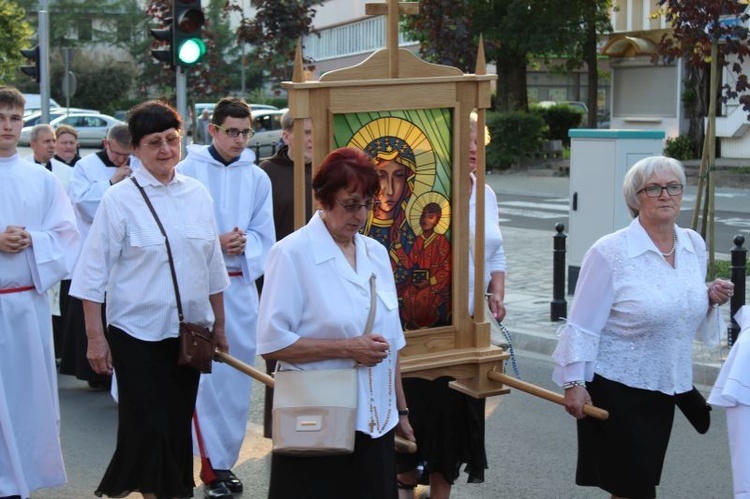 Procesja z figurą Matki Bożej Fatimskiej ulicami Gorzowa Wlkp.