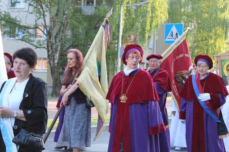 Procesja z figurą Matki Bożej Fatimskiej ulicami Gorzowa Wlkp.