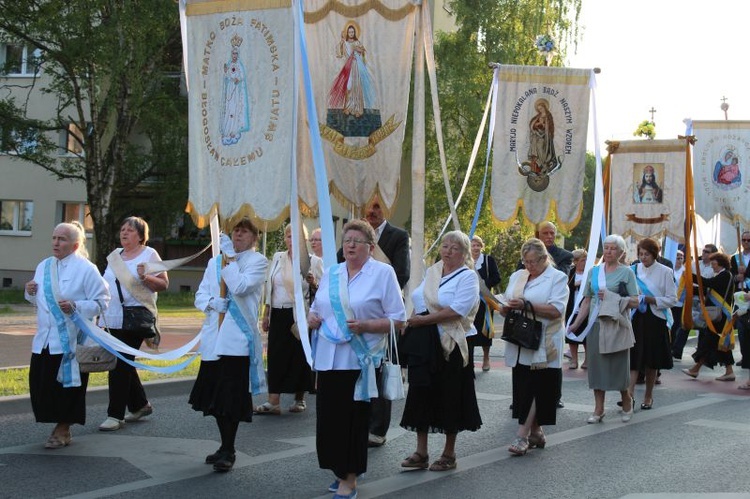 Procesja z figurą Matki Bożej Fatimskiej ulicami Gorzowa Wlkp.