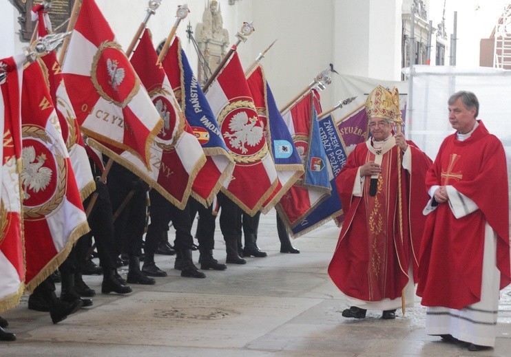 W uroczystości pod przewodnictwem abp. Sławoja Leszka Głódzia wzięły udział liczne poczty sztandarowe