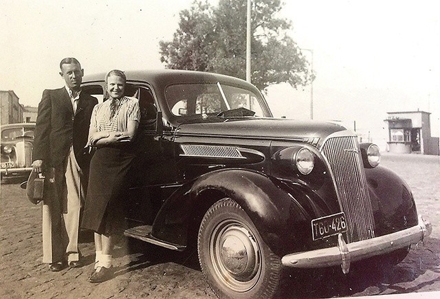 Szczęśliwe małżeństwo oraz kupiony za wiano chevrolet. Rok 1937.