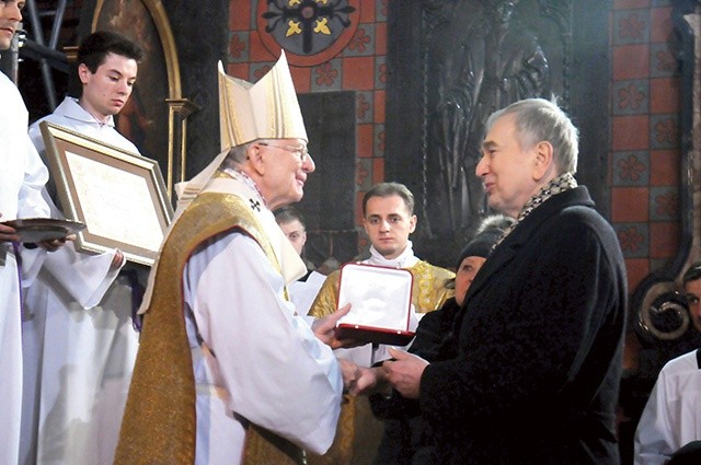 19 marca inż. Zięba odebrał z rąk abp. Marka Jędraszewskiego medal Pro Ecclesia et Pontifice – wysokie odznaczenie Stolicy Apostolskiej, przyznawane przez papieża osobom szczególnie zaangażowanym w pracę  na rzecz Kościoła.