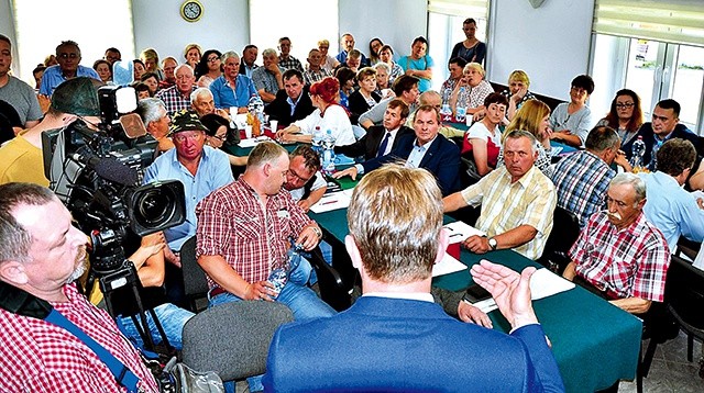 ▲	Dla rolników z Czerwińska i okolic tegoroczny zbiór truskawek dodatkowo komplikują sprawy formalne związane z zatrudnieniem pracowników sezonowych z Ukrainy.