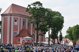 	Msza św. sprawowana była przy ołtarzu polowym obok sanktuarium.