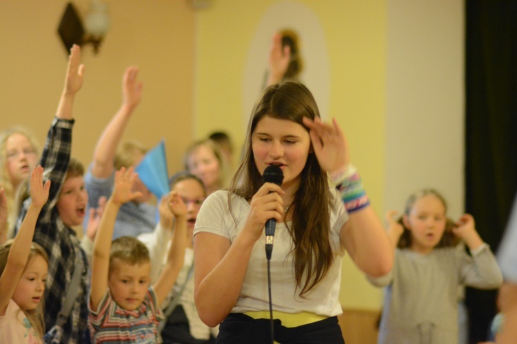 Dzieci uwielbiają śpiewem