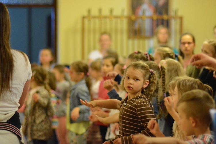 Dzieci uwielbiają śpiewem