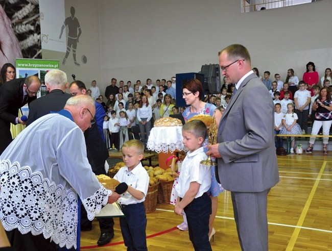 Zapalenie światła, przekazanie chlebków pokoju i modlitwa zainaugurowały festiwal.