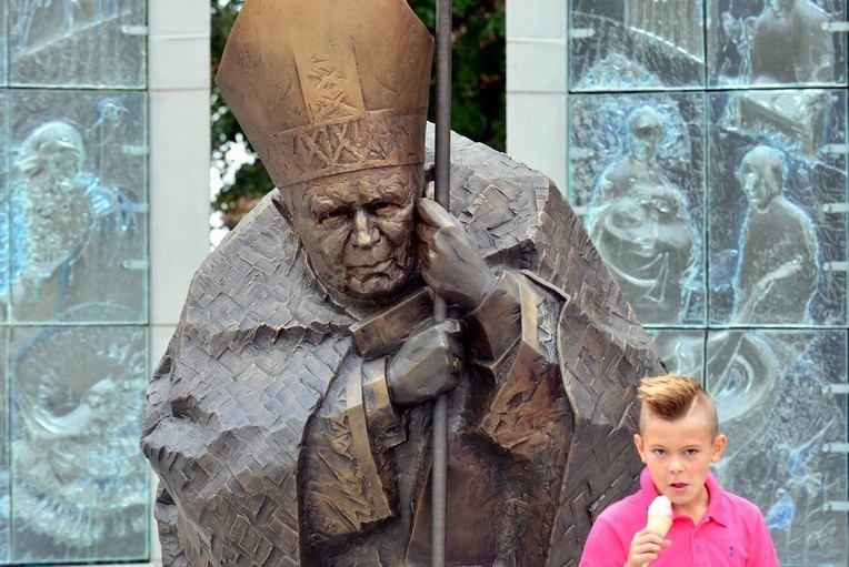 Pomnik Jana Pawła II przy świdnickiej katedrze.