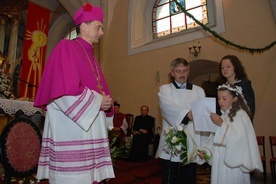 W Ścinawce Średniej nowego biskupa powitały dzieci pierwszokomunijne.