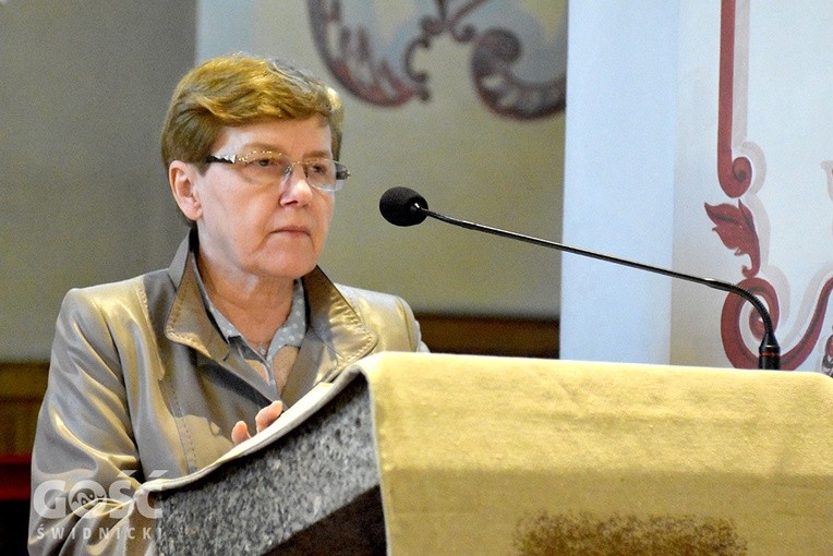 dr Wiesława Stefan – terapeutka, pedagog, wykładowca na Papieskim Wydziale Teologicznym we Wrocławiu, dyrektor Specjalistycznej Poradni Rodzinnej we Wrocławiu, zaangażowana w poradnictwie i w terapii rodziny, autorka publikacji dot. zagadnień życia małżeńskiego i rodzinnego.