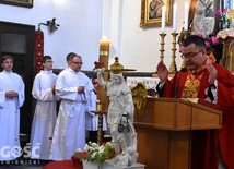 Ks. Julian Nastałek w czasie odmawiania jednej z modlitw rozbudowanej liturgii słowa