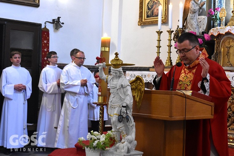 Ks. Julian Nastałek w czasie odmawiania jednej z modlitw rozbudowanej liturgii słowa