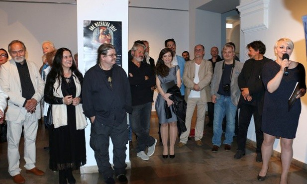 Małgorzata Ziewiecka z artystami, którzy przyjechali na otwarcie wystawy