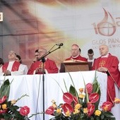 Na rynku w Skierniewicach odbyło się czuwanie w wigilię Zesłania Ducha Świętego. Eucharystii przewodniczyl bp Andrzej F. Dziuba. 