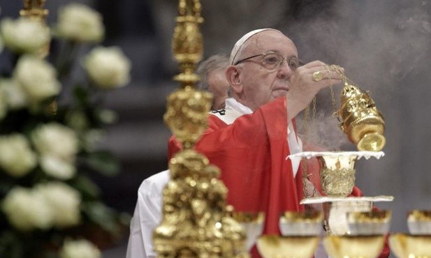 Papież Franciszek podczas Mszy w Bazylice św. Piotra w uroczystość Zesłania Ducha Świętego