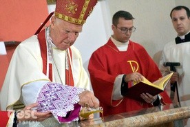 Jednym z najważniejszych momentów liturgii konsekracji jest namaszczenie ołtarza.