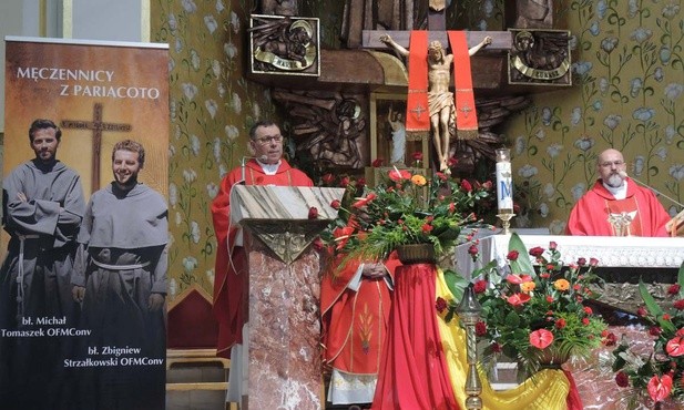 Ks. proboszcz Stanisław Wójcik odebrał relikiwe bł. o. Michała Tomaszka i bł. o. Zbigniewa Strzałkowskiego z rąk franciszkanów