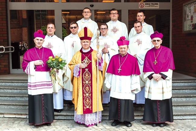 Neoprezbiterzy z biskupami.