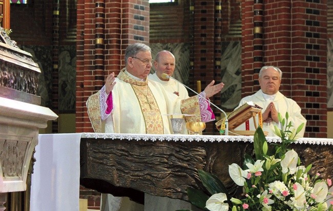 Eucharystii 20 maja w gliwickiej katedrze przewodniczył  pasterz diecezji.  