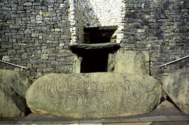 Fragment ekspozycji. Zdjęcie wejścia  do Newgrange (hrabstwo Meath), grobowca  sprzed 5 tysięcy lat.