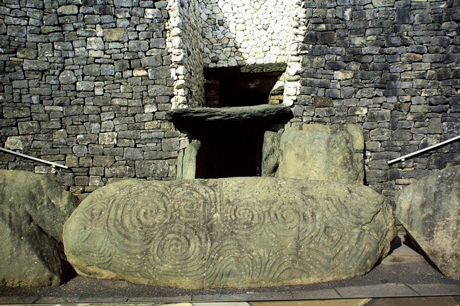 Fragment ekspozycji. Zdjęcie wejścia  do Newgrange (hrabstwo Meath), grobowca  sprzed 5 tysięcy lat.