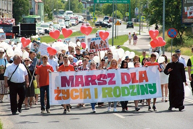 ▲	Ubiegłoroczna manifestacja. Na czele oczywiście nie zabrakło ks. Dudki, diecezjalnego duszpasterza rodzin.